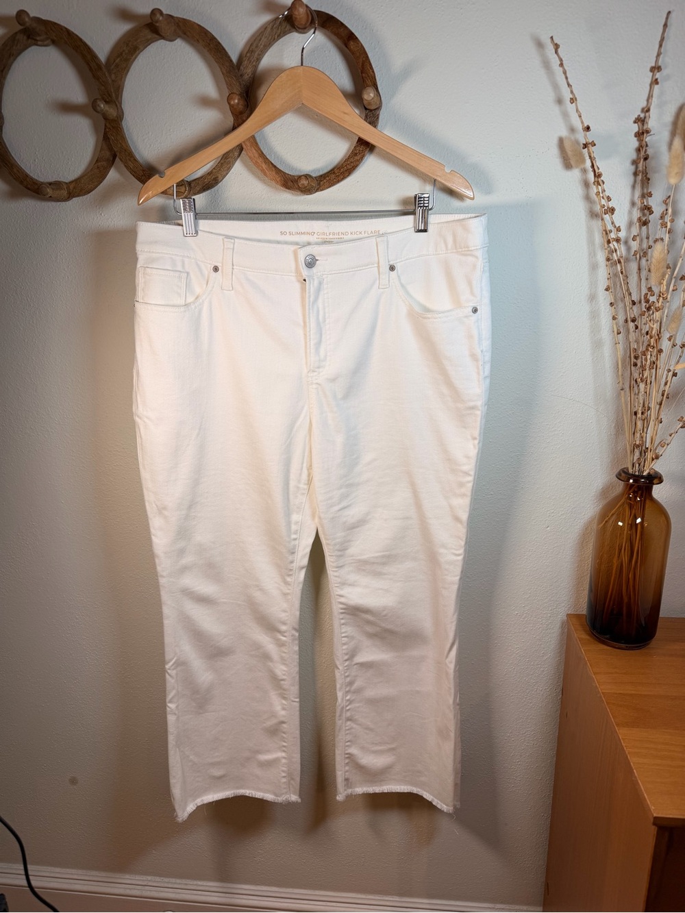 Chico’s So Slimming Girlfriend Kick Flare White Jeans Size 3 US 16 Crop